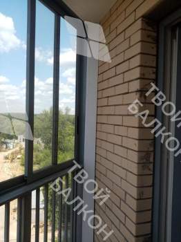 Отделка пола и потолка на балконе