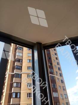 Отделка пола и потолка на балконе