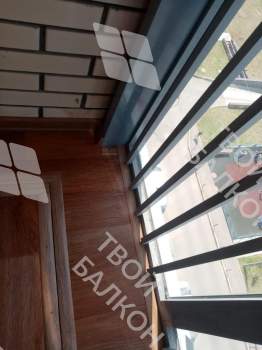 Отделка пола и потолка на балконе