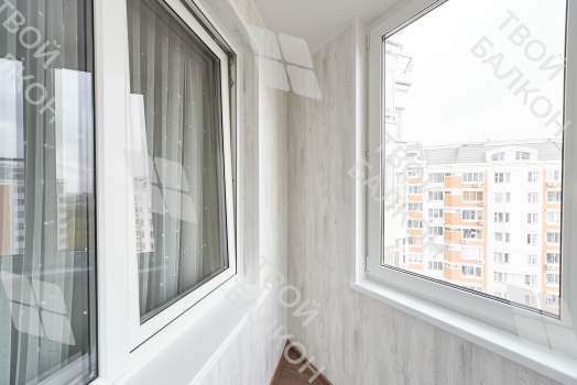 Отделка балкона МДФ панелями с эркерным остеклением Rehau