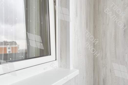 Отделка балкона МДФ панелями с эркерным остеклением Rehau