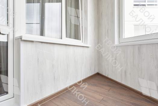 Отделка балкона МДФ панелями с эркерным остеклением Rehau