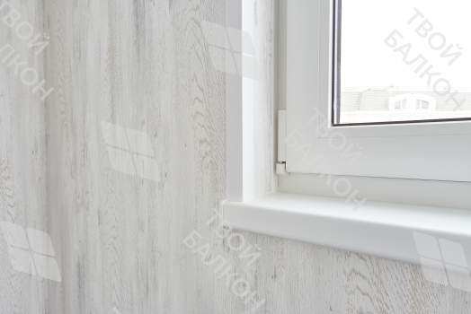 Отделка балкона МДФ панелями с эркерным остеклением Rehau