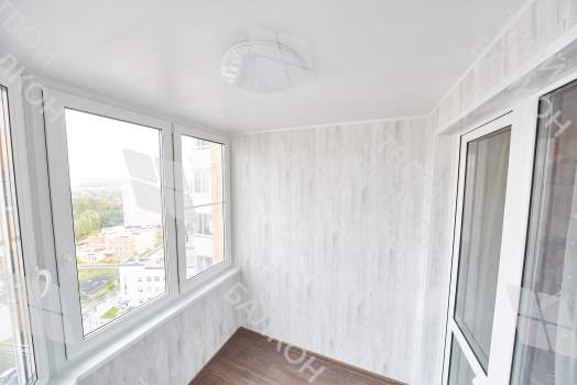 Отделка балкона МДФ панелями с эркерным остеклением Rehau