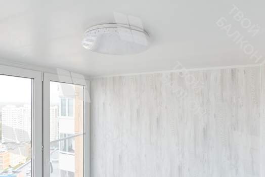 Отделка балкона МДФ панелями с эркерным остеклением Rehau