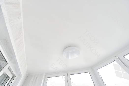 Отделка балкона МДФ панелями с эркерным остеклением Rehau