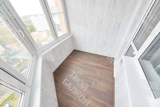 Отделка балкона МДФ панелями с эркерным остеклением Rehau