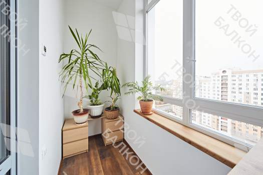 Дизайнерская отделка балкона гипсокартоном с утеплением и остеклением