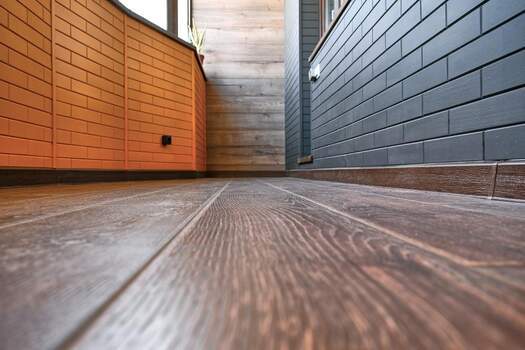 Отделка эркерной лоджии ламинатом и стеновым паркетом 