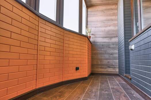 Отделка эркерной лоджии ламинатом и стеновым паркетом 