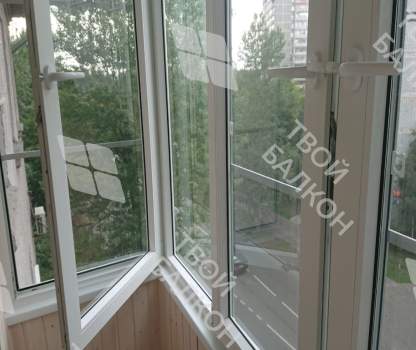 Остекление и отделка балкона деревянной вагонкой