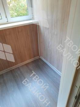 Отделка балкона под ключ ламинатом и натяжным потолком