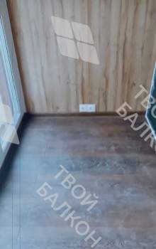 Панорамное остекление балкона и отделка ламинатом и панелями ПВХ