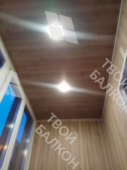 Панорамное остекление балкона и отделка ламинатом и панелями ПВХ