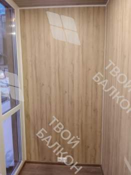 Панорамное остекление балкона и отделка ламинатом и панелями ПВХ