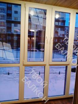 Панорамное остекление балкона и отделка ламинатом и панелями ПВХ