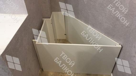 Отделка балкона гипсокартоном и ламинатом с установкой шкафа и тумбы