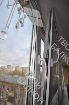 Остекление лоджии окнами с мультифункциональным стеклопакетом и отделка