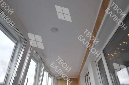 Остекление лоджии окнами с мультифункциональным стеклопакетом и отделка