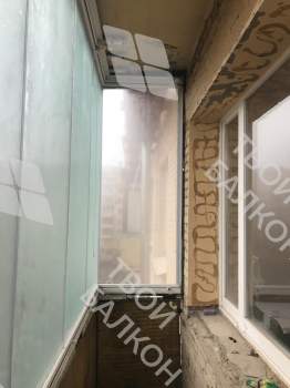 Отделка пола, стен и потолка  балкона разными материалами