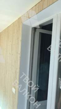 Отделка балкона профилем Rehau Grazio 70 под ключ с утеплением в многоквартирном доме