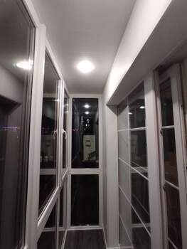 Панорамное остекление и отделка п-образного балкона с утеплением