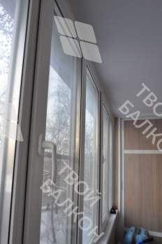 Остекление и отделка балкона ПВХ панелями и ламинатом