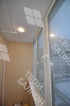 Остекление и отделка балкона ПВХ панелями и ламинатом