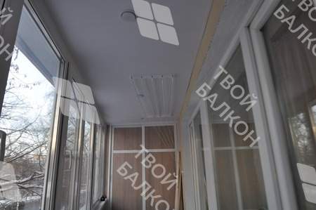 Остекление и отделка балкона ПВХ панелями и ламинатом