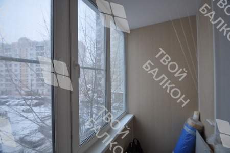 Остекление и отделка балкона ПВХ панелями и ламинатом