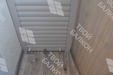 Остекление и отделка балкона ПВХ панелями и ламинатом