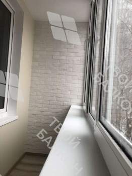 Отделка балкона декоративным камнем, ламинат и натяжной потолок