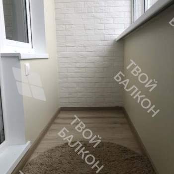 Отделка балкона декоративным камнем, ламинат и натяжной потолок