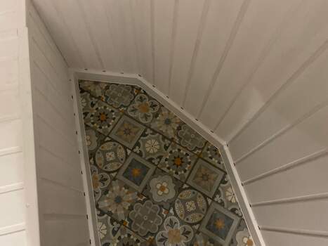 Отделка камнем с утеплением балкона Сапожок