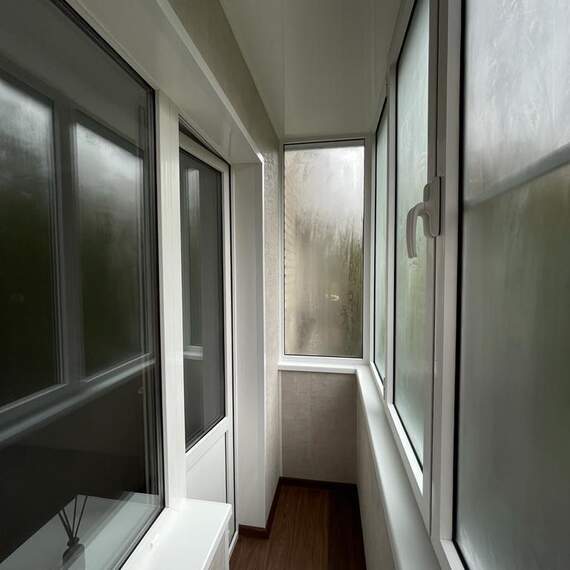 Отделка и остекление П-образного балкона без утепления, в кирпичном доме