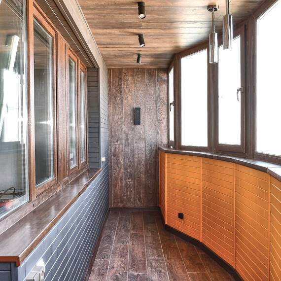 Отделка эркерной лоджии ламинатом и стеновым паркетом 